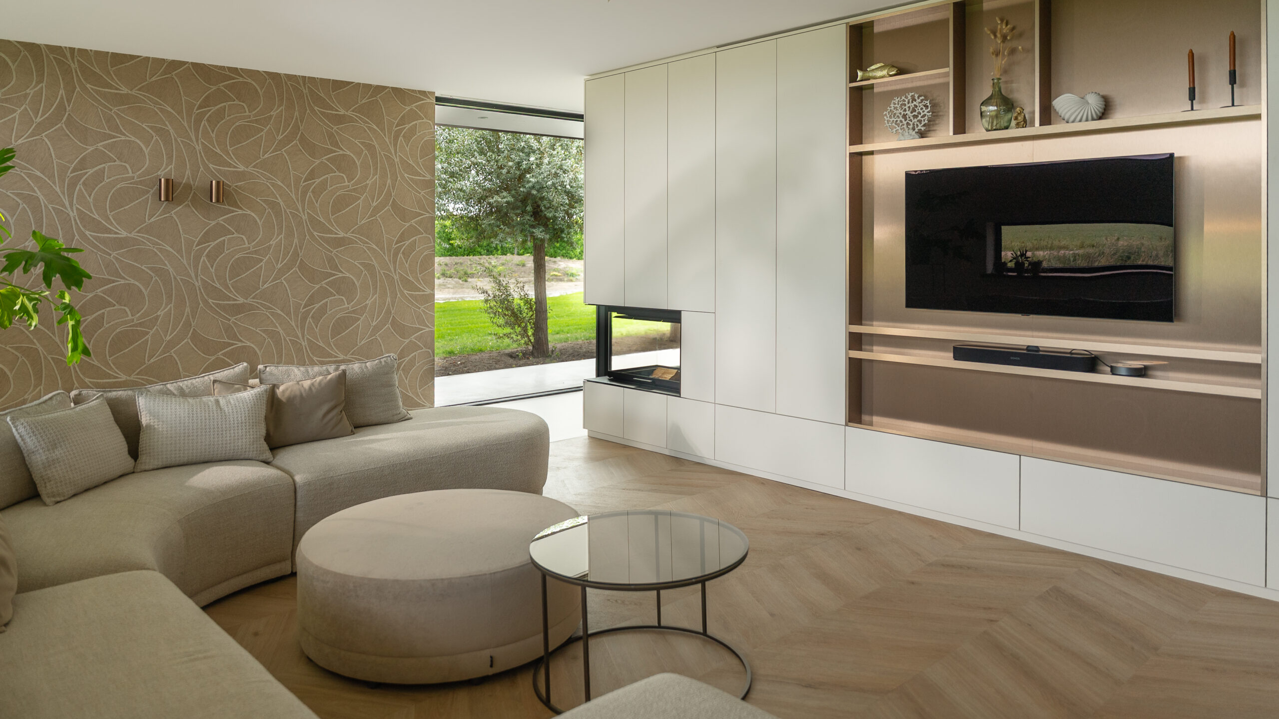 Lichte woonkamer met beige hoekbank.