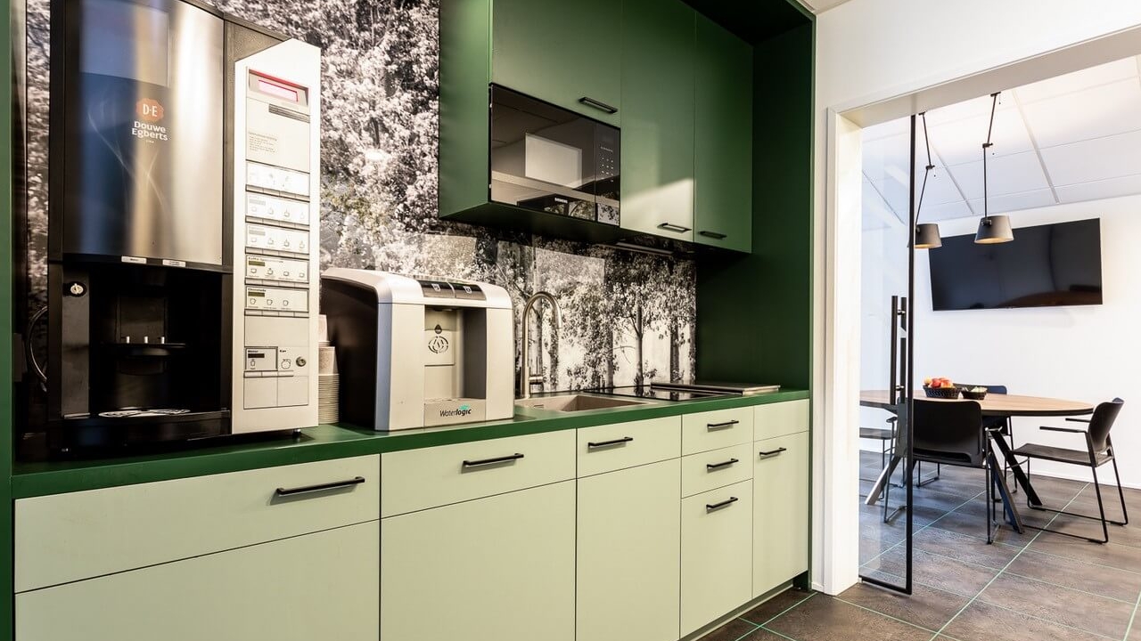 Keuken in het groen met marmer