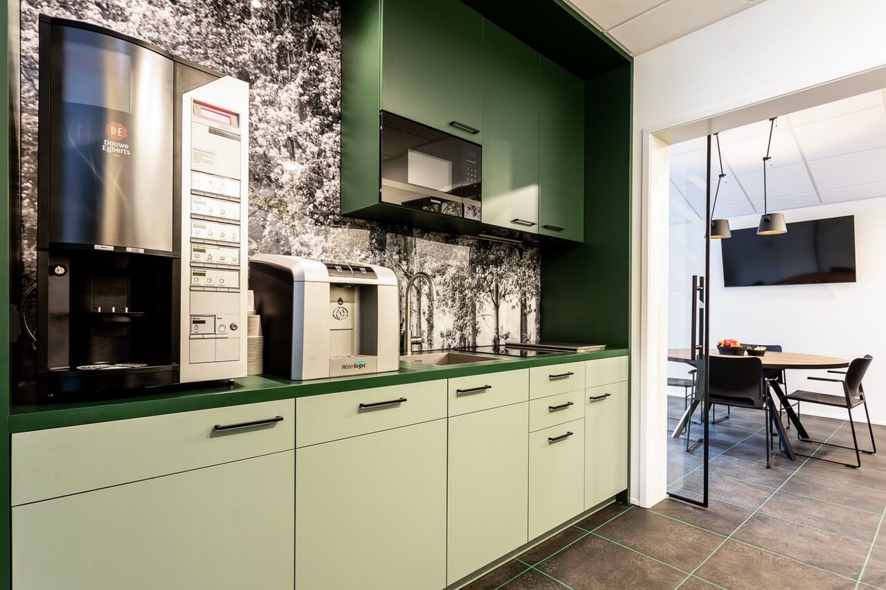 Keuken in het groen met marmer