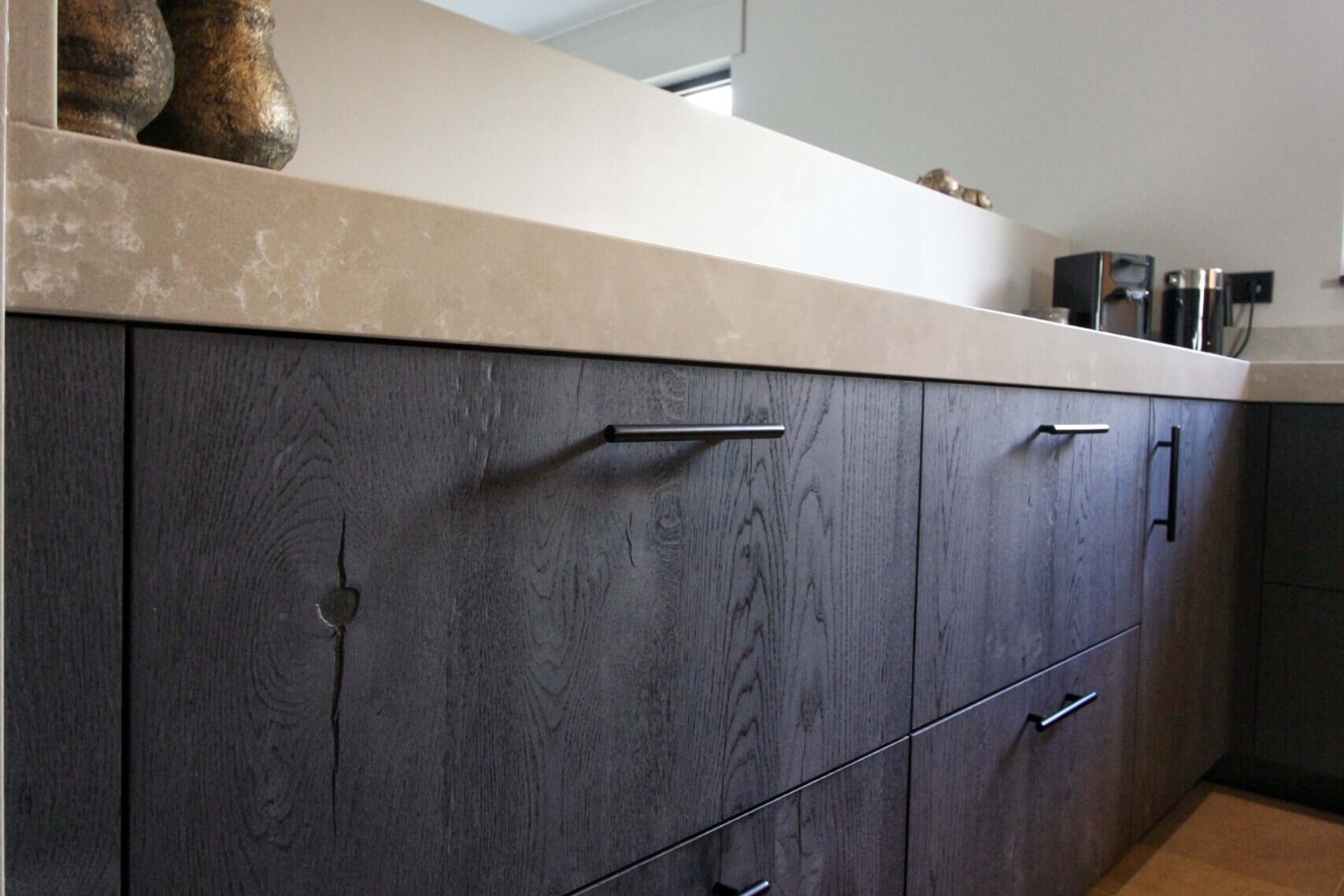 Keuken met sombere kleur hout