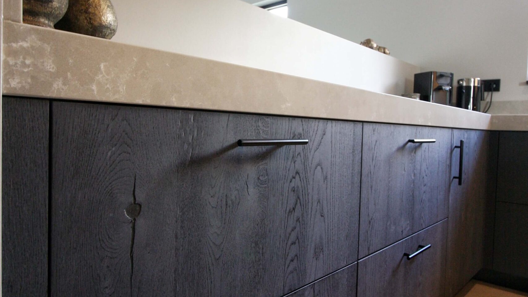 Keuken met sombere kleur hout