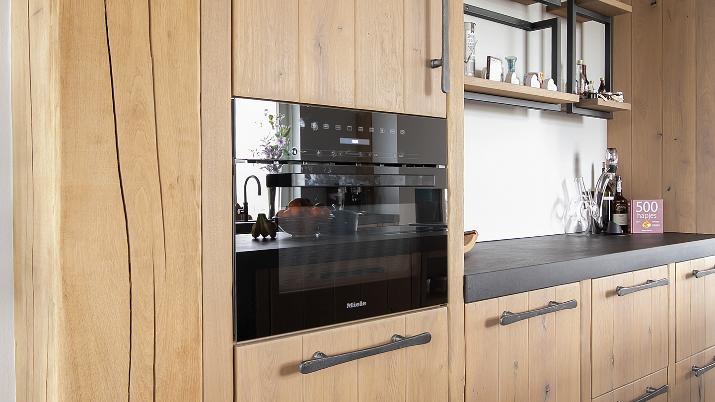 Houten keuken met grepen