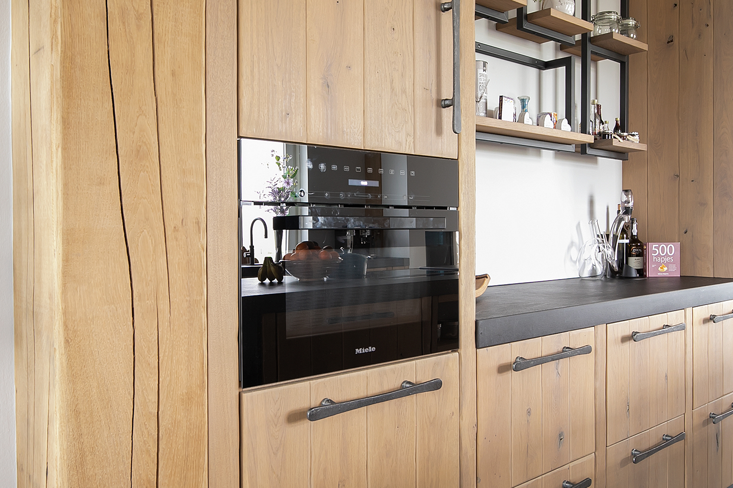 Hangemaakte keuken van hout