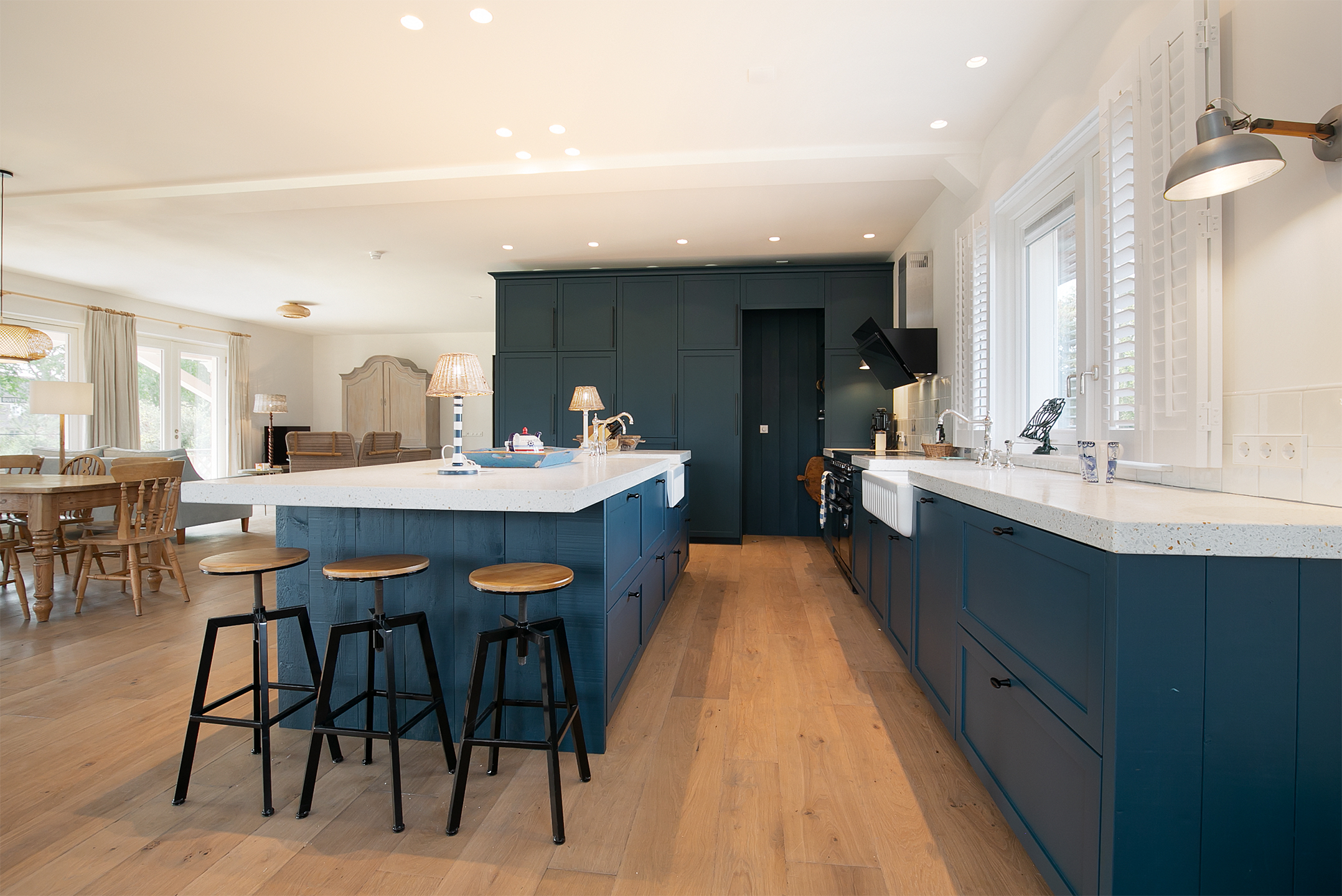 Zwarte keuken met groot eiland