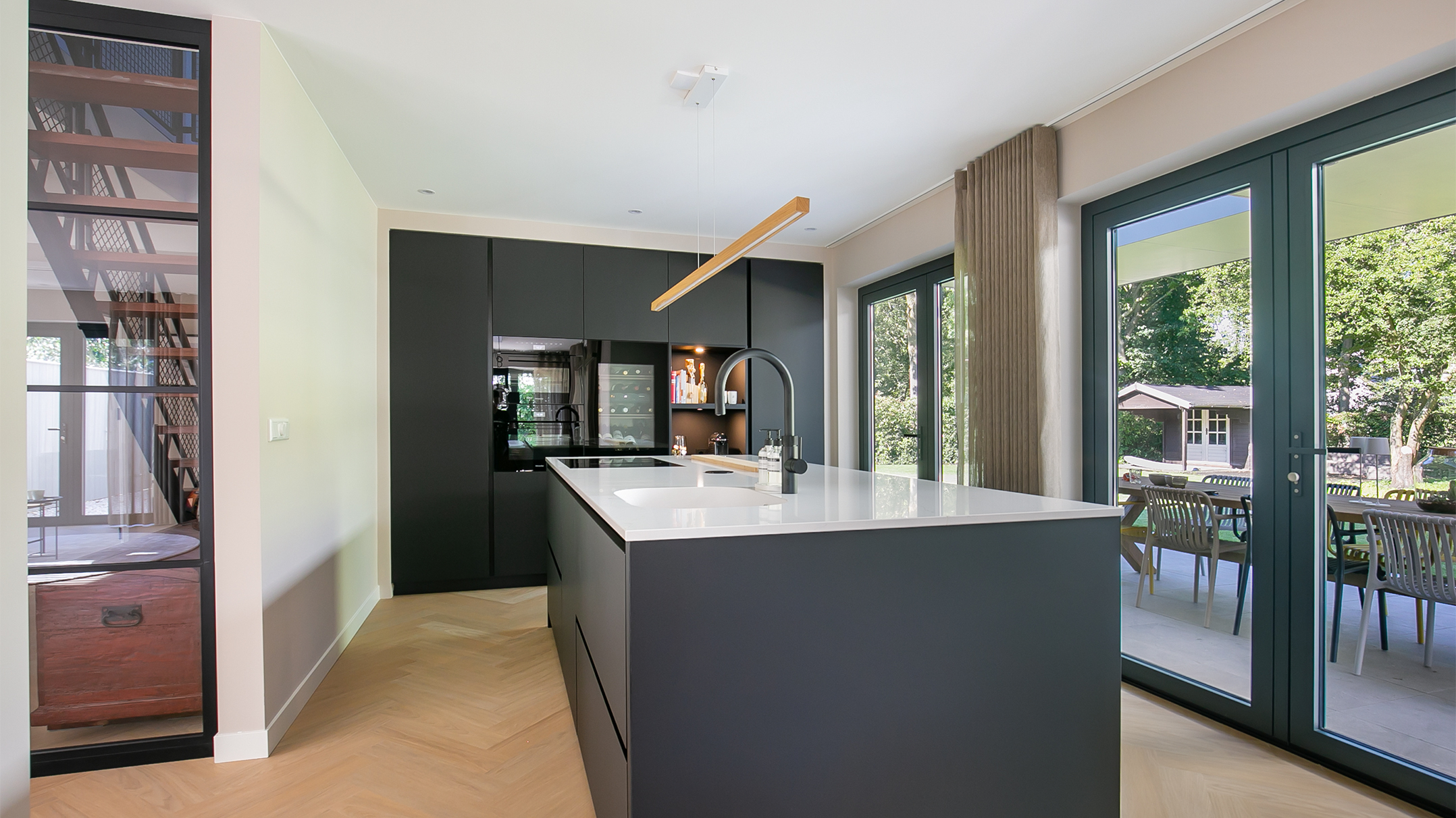 Zwart keuken eiland met licht keukenblad.