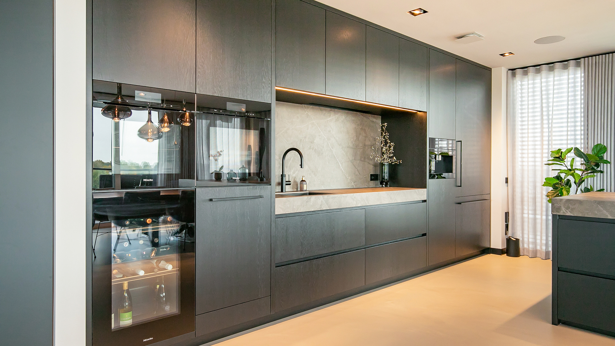 Zwarte keuken met wijnkoeler