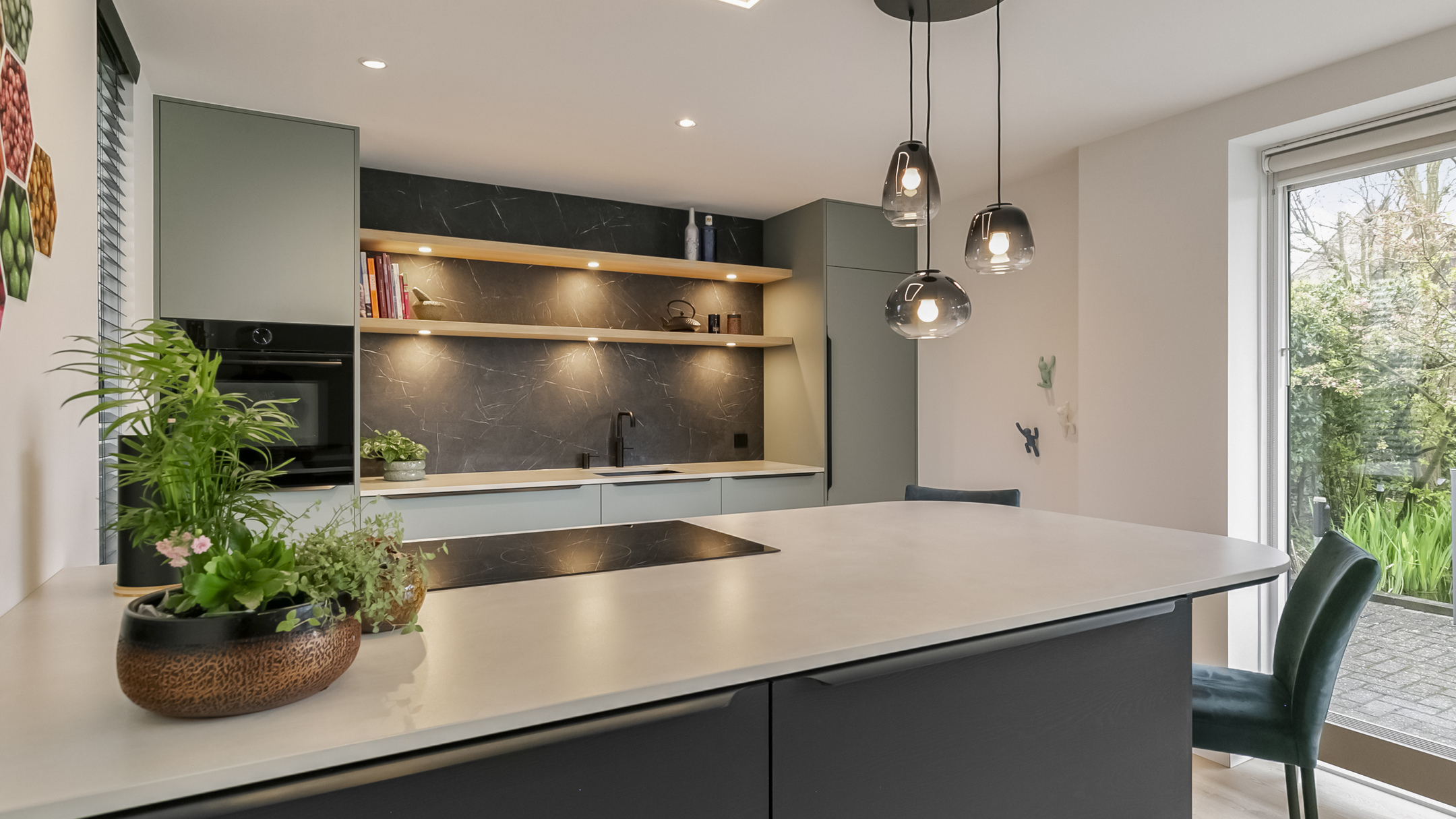 Romantische keuken met lampen