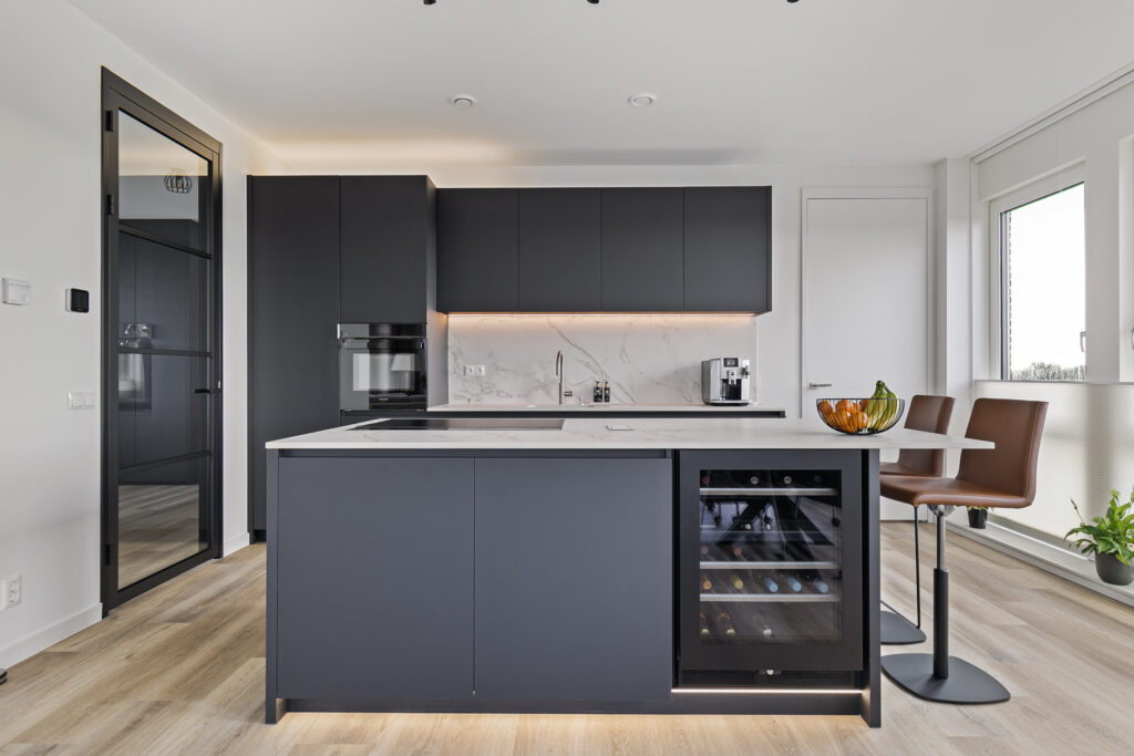 keuken met eiland en wijnkoeler