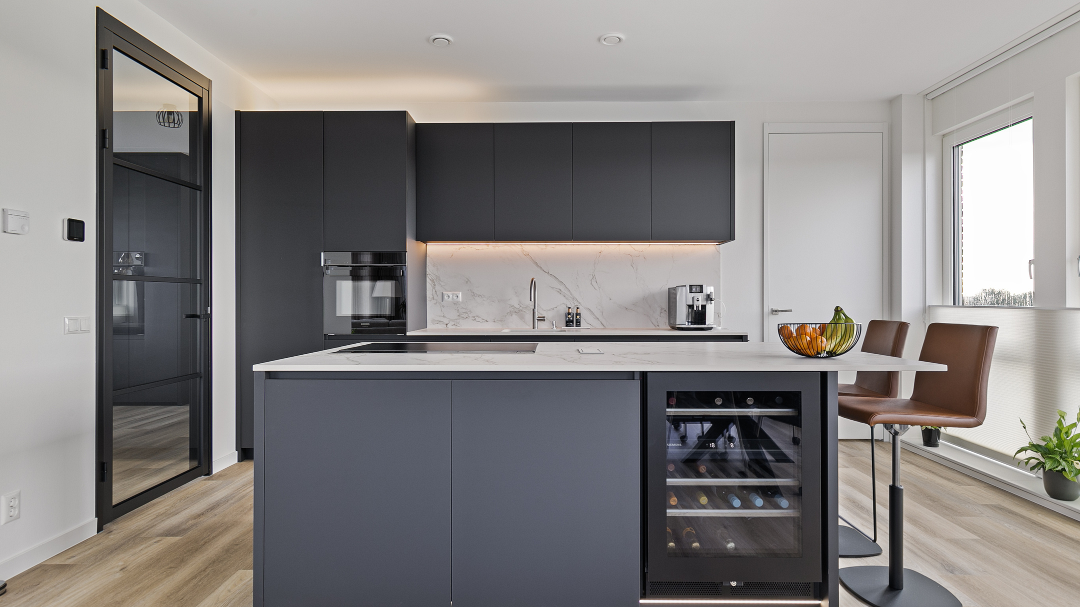 Keuken met eiland en wijnkoeler