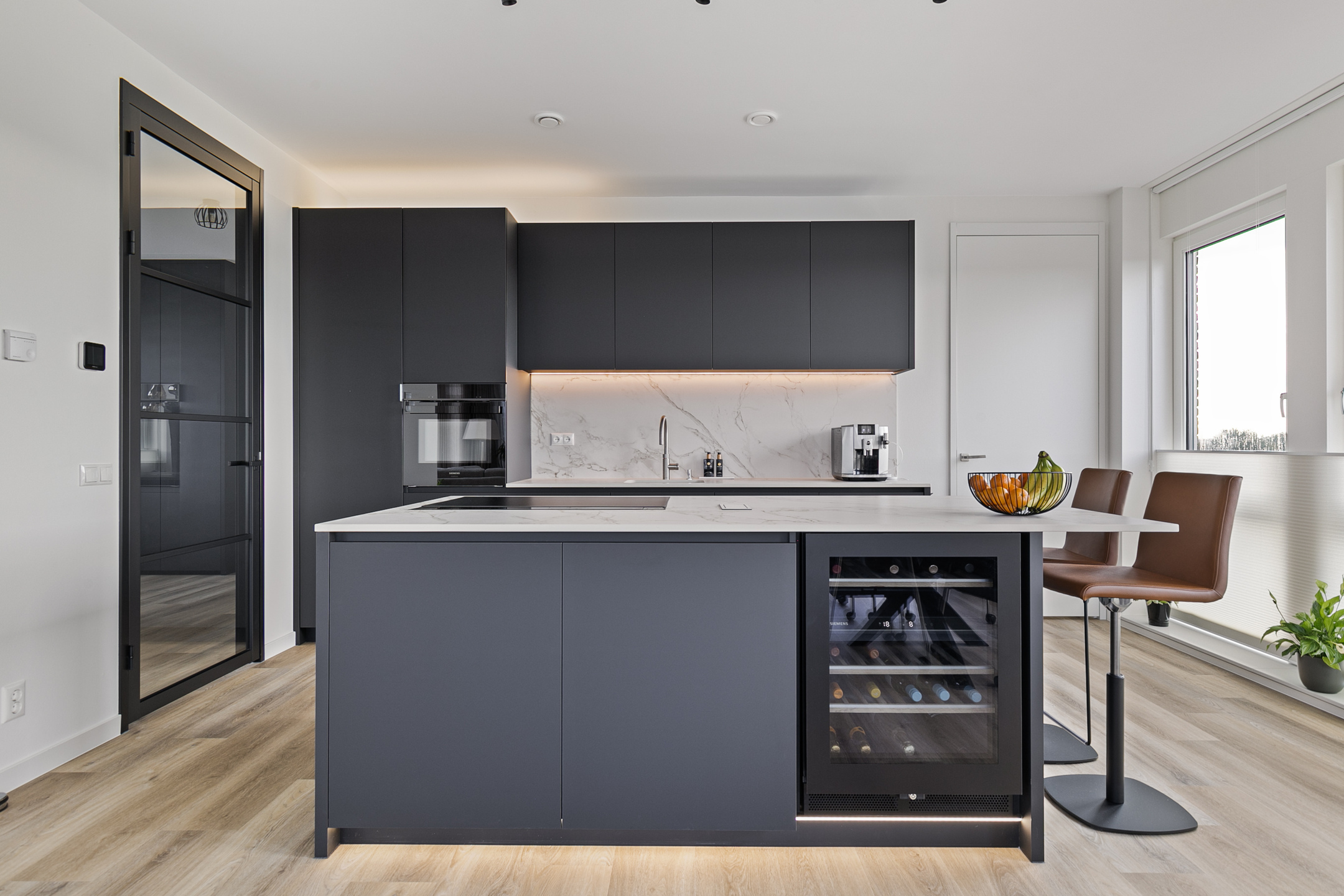 Keuken met eiland en wijnkoeler