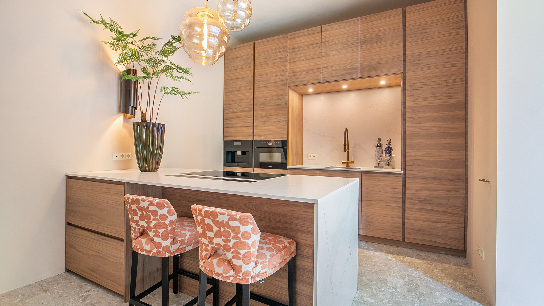 Houten keuken met barstoelen