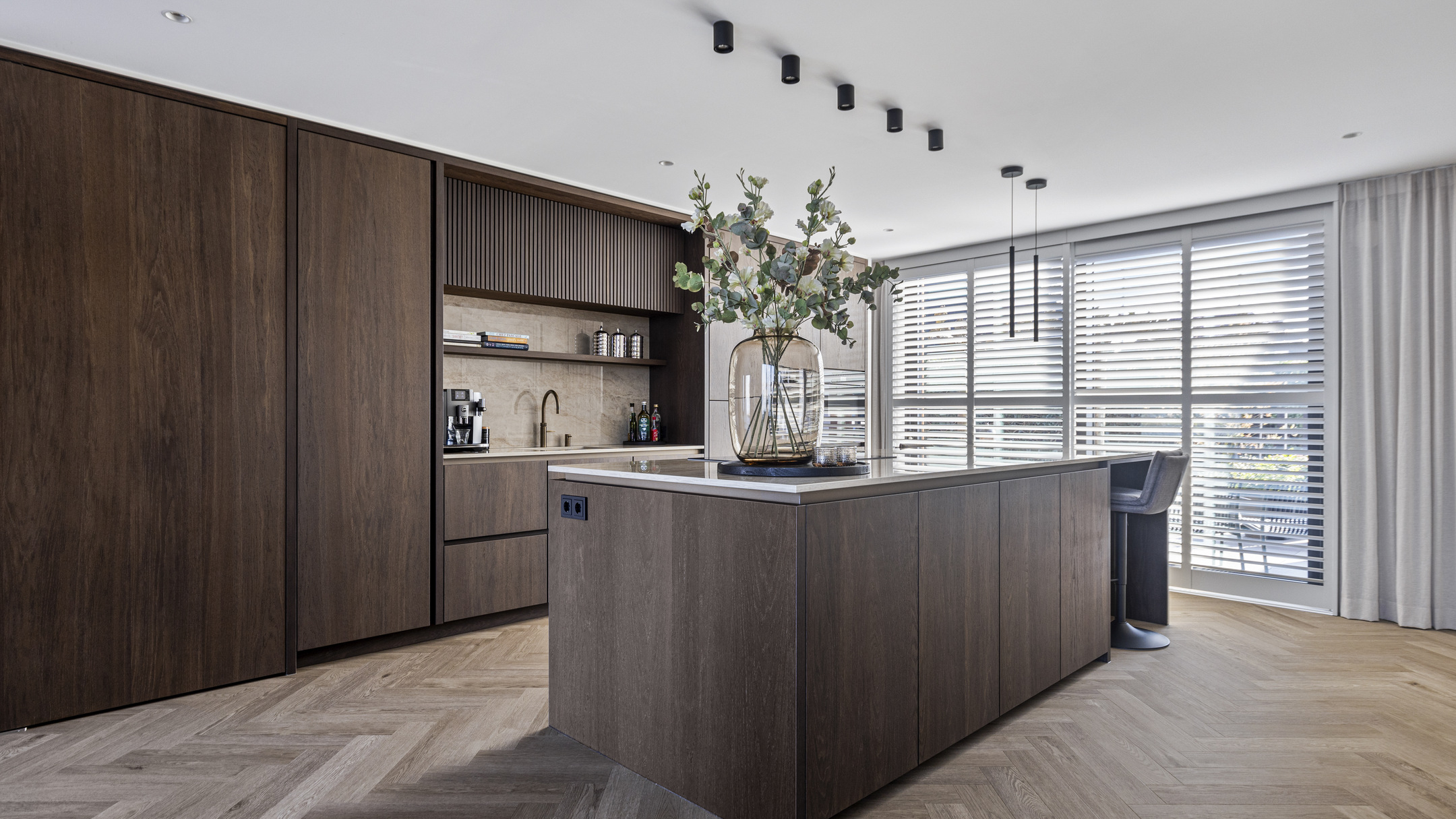 Donkere keuken met houten vloer