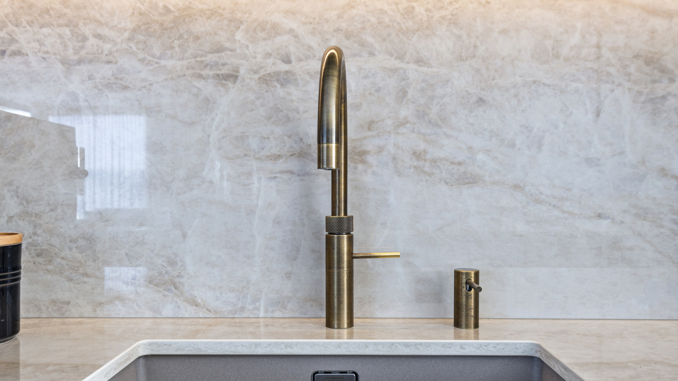 Keuken met beige marmerlook