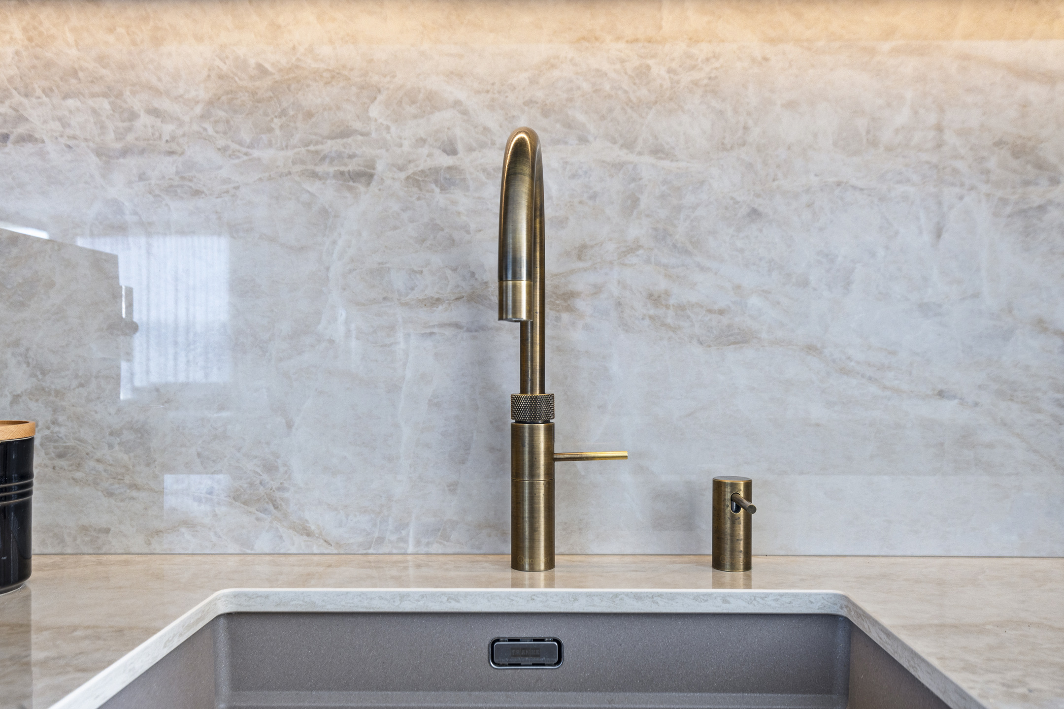 Keuken met beige marmerlook