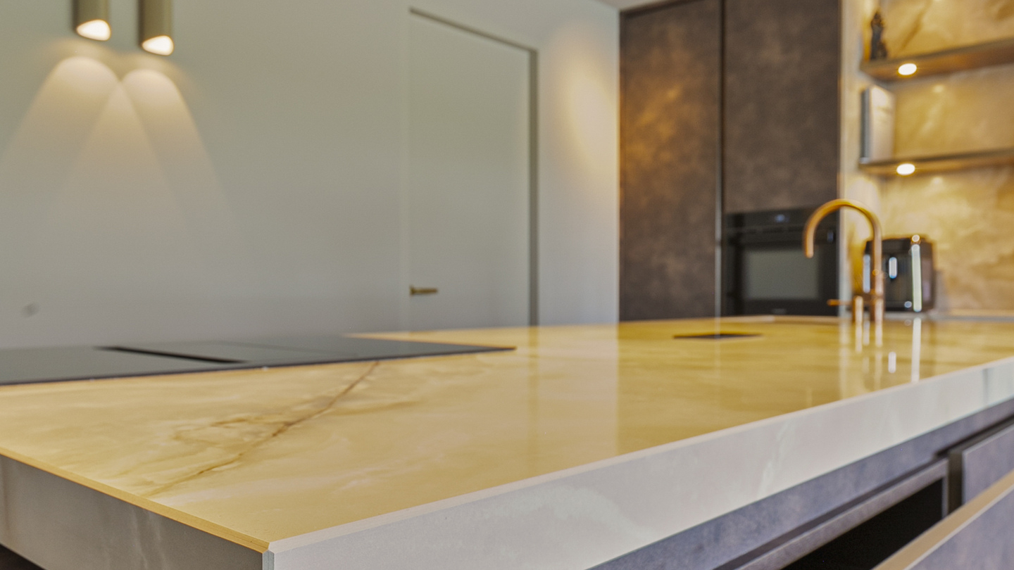 Tijdloze keuken met donker hout