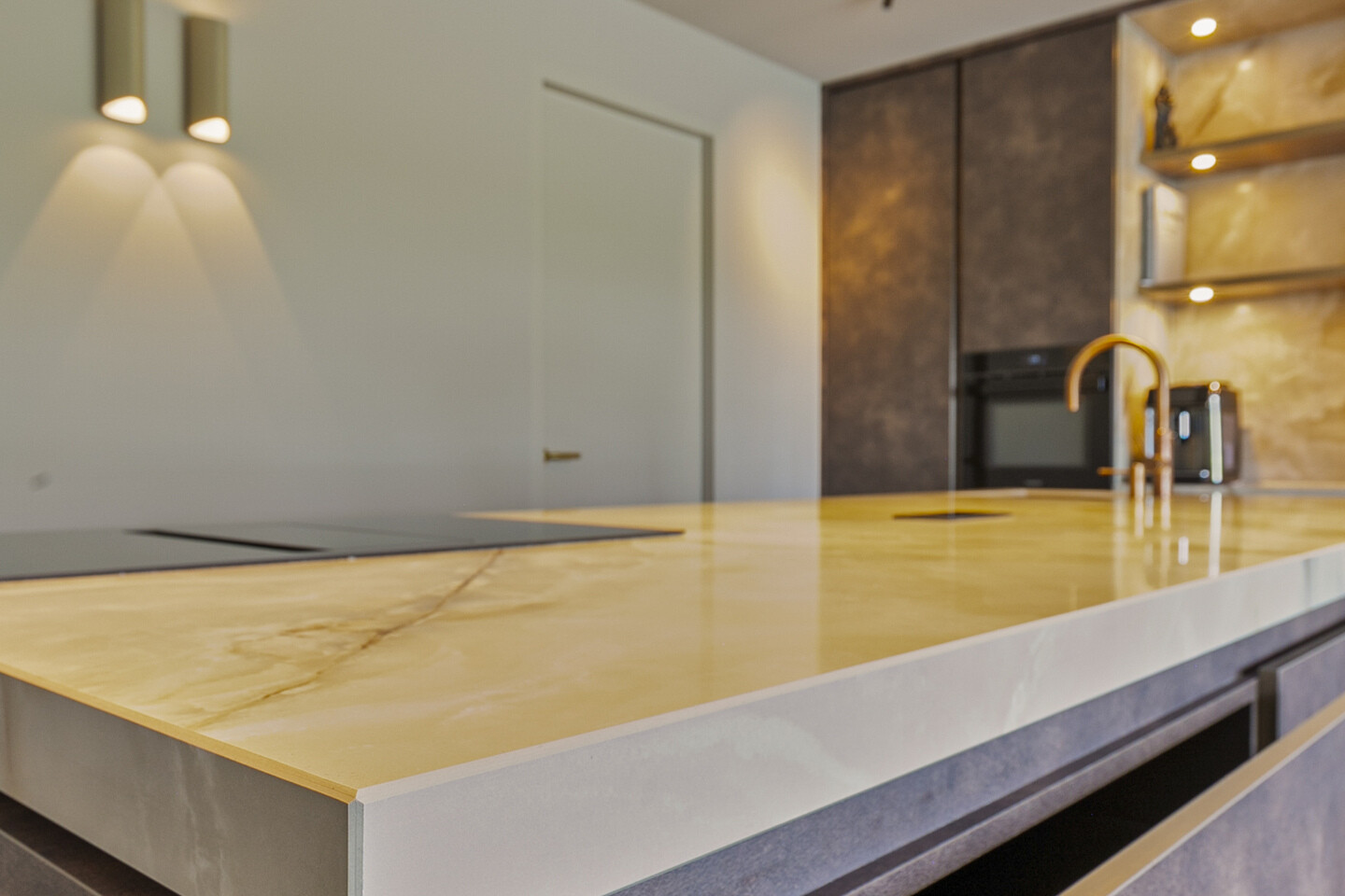 Tijdloze keuken met donker hout