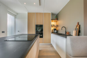 Keuken met witte en houten details