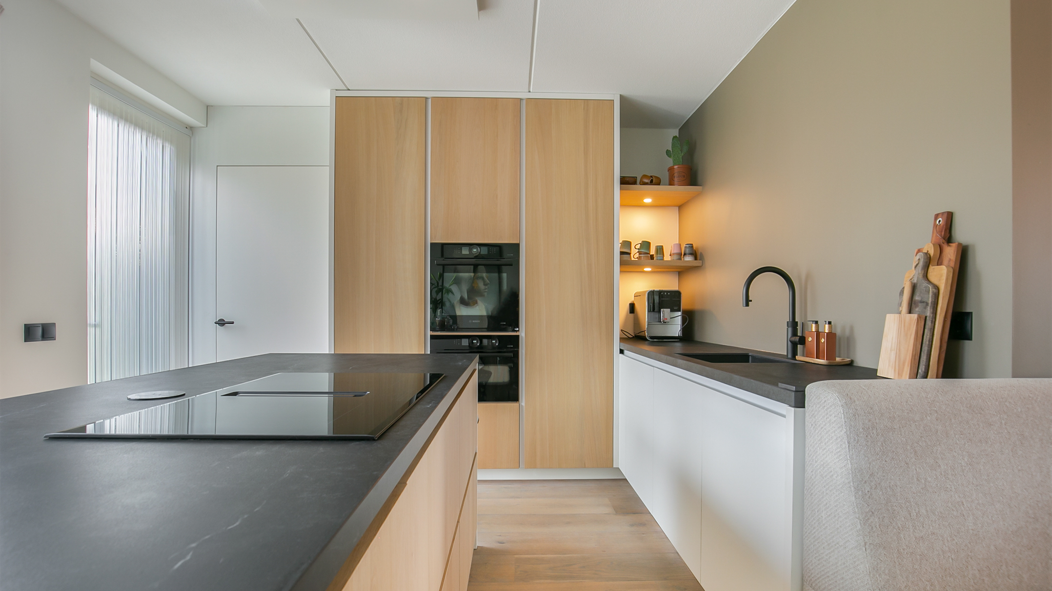 Keuken met witte en houten details