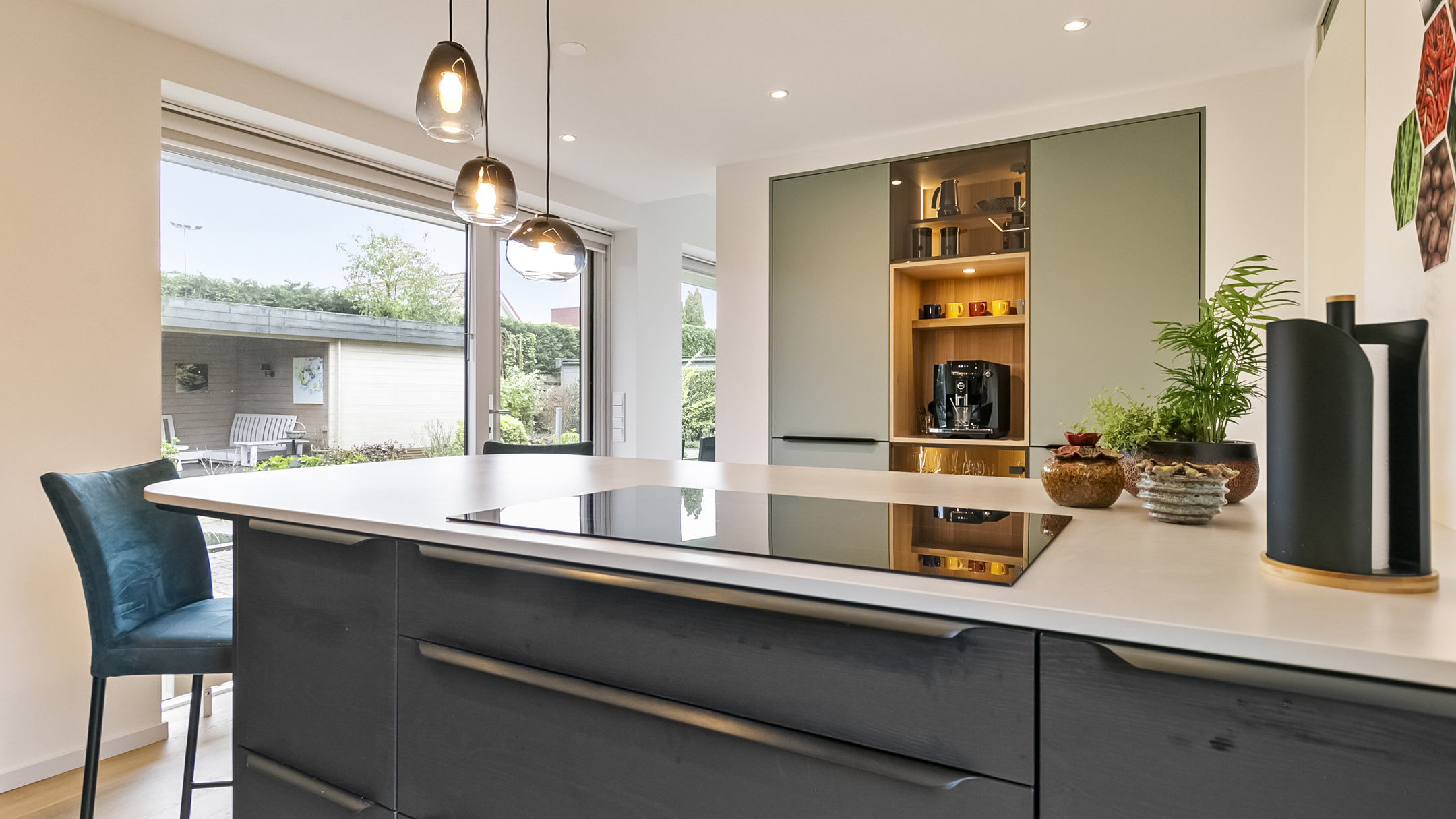 Donkere keuken met lampen