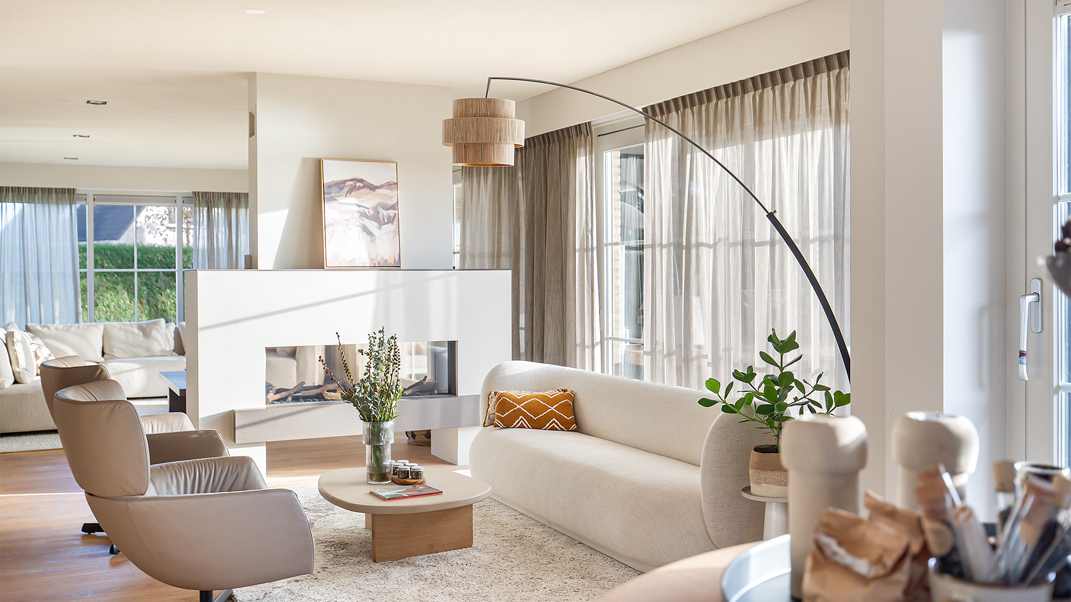 Woonkamer met lichte vloer en beige tinten