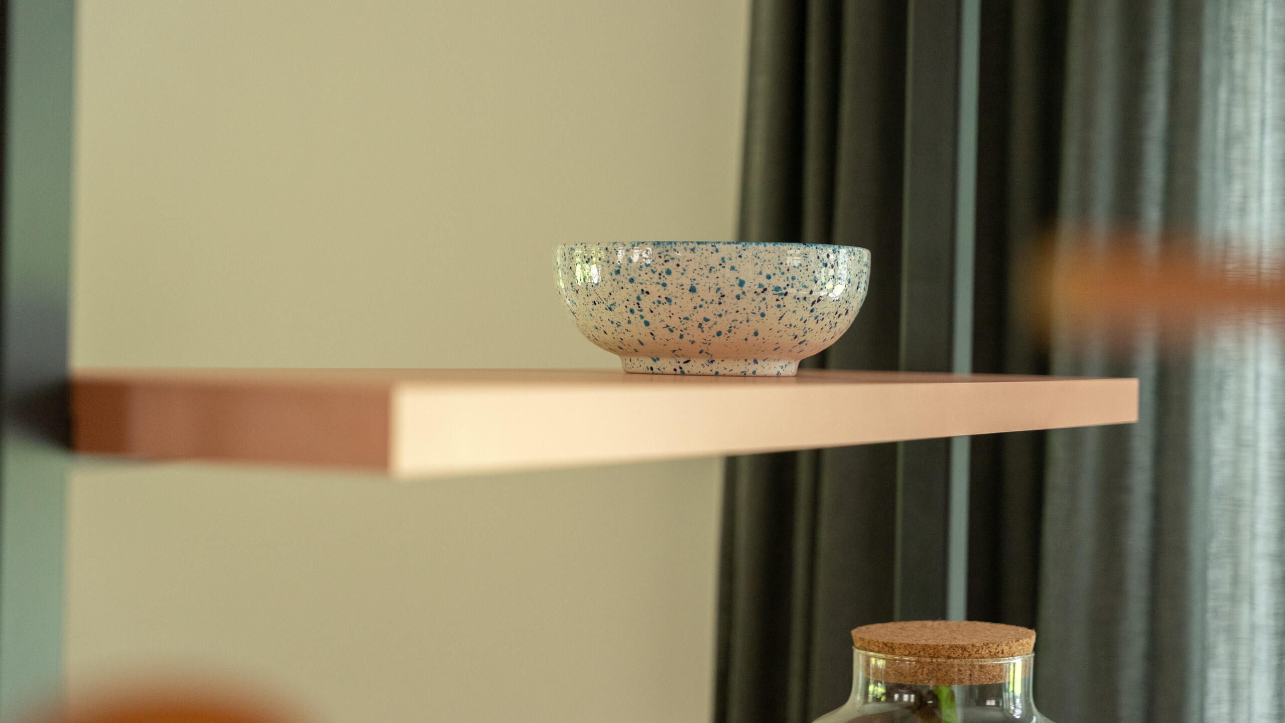 Groene muur met gordijnen en houten wandplanken