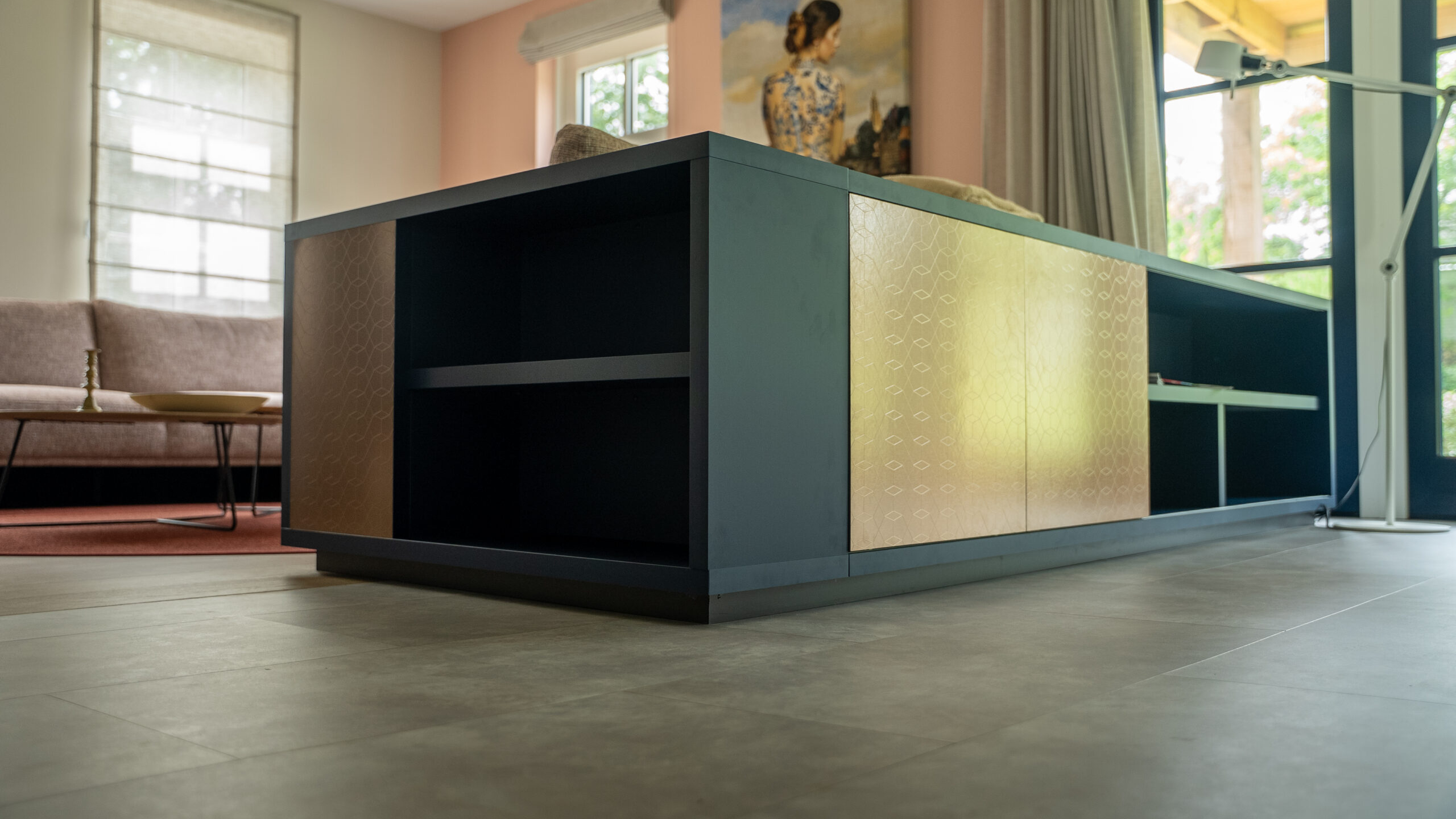 Woonkamer met lichte muren en grote donkere kast