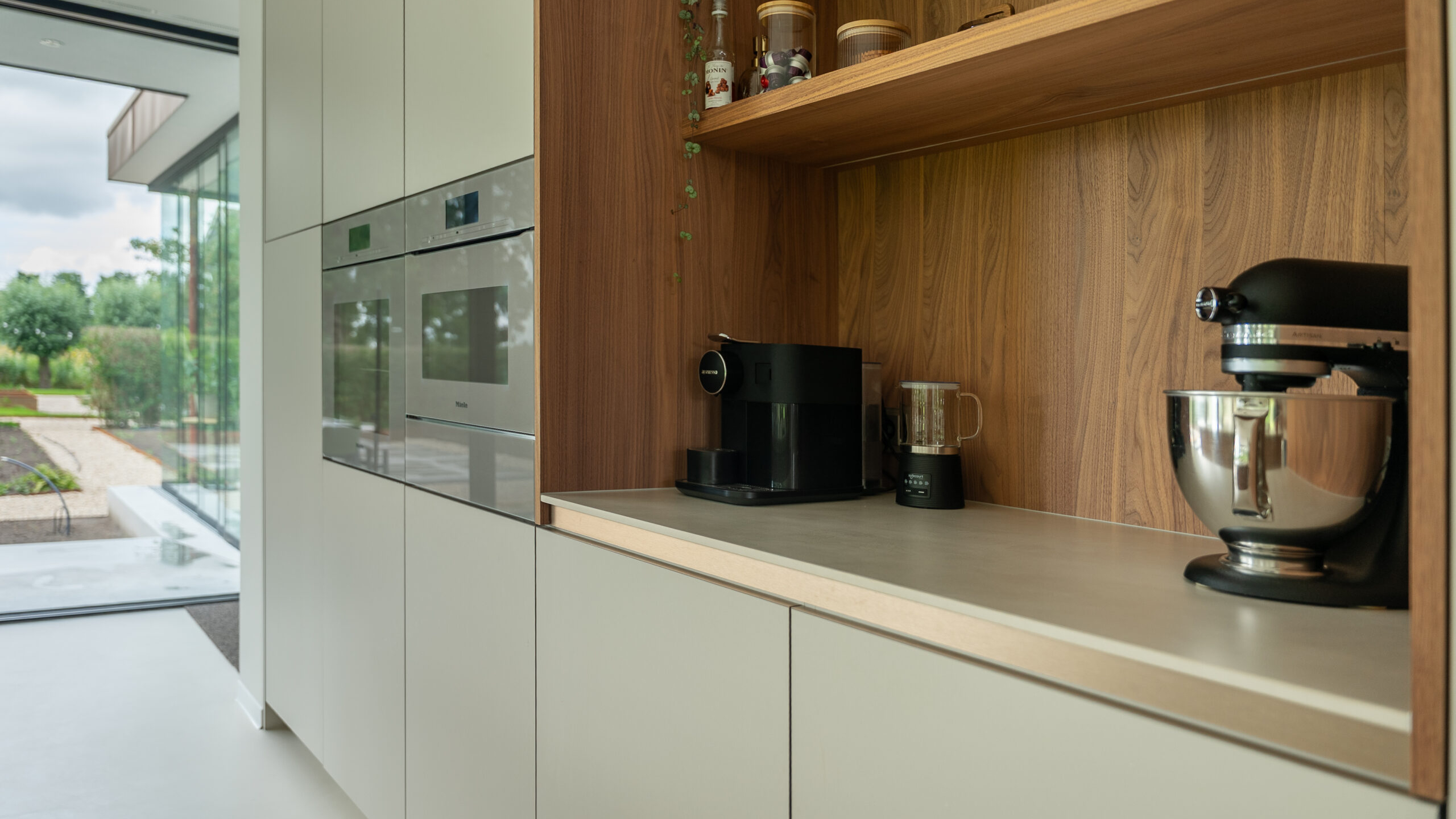 Groene keuken met hout