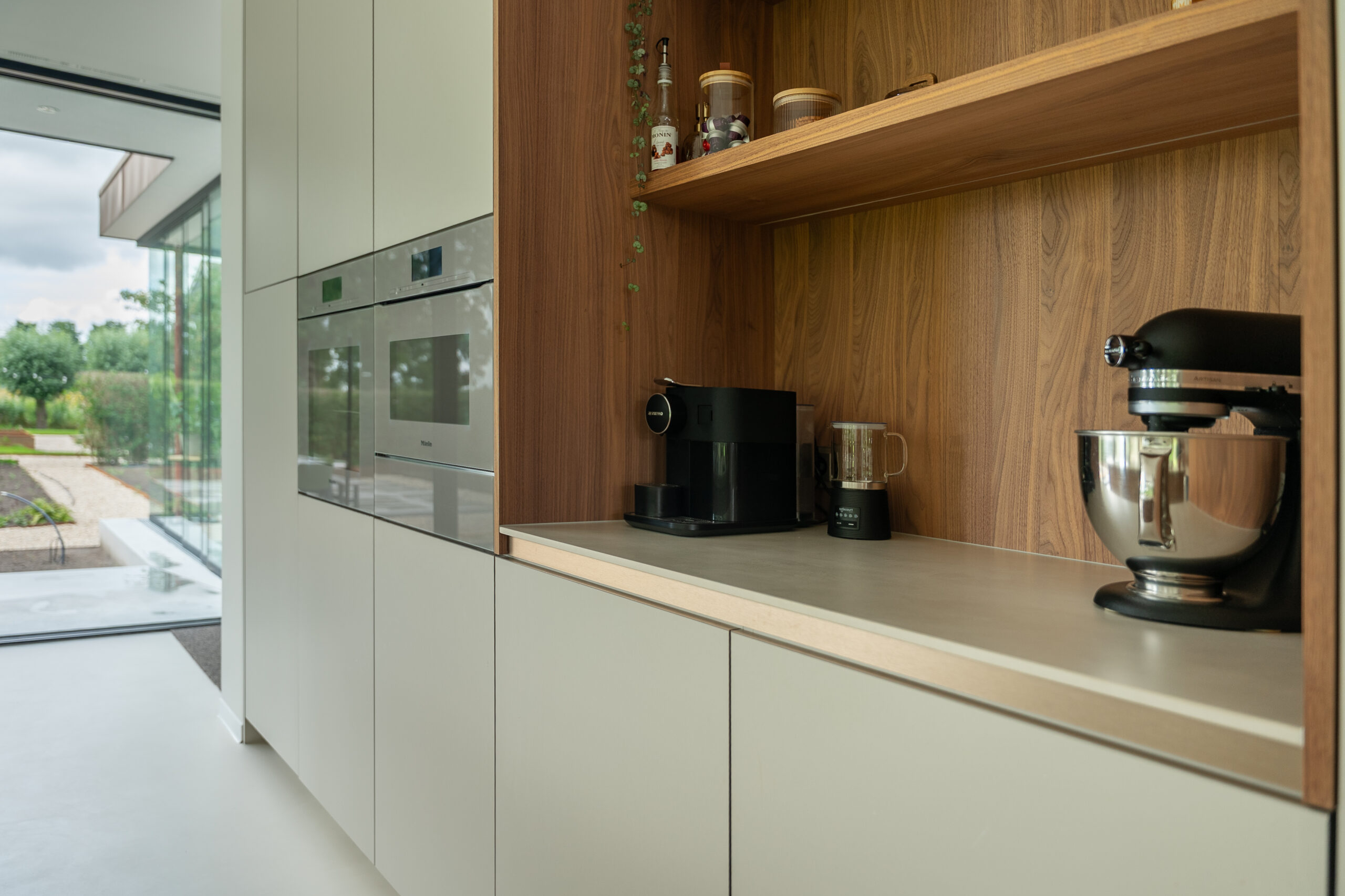 Groene keuken met hout