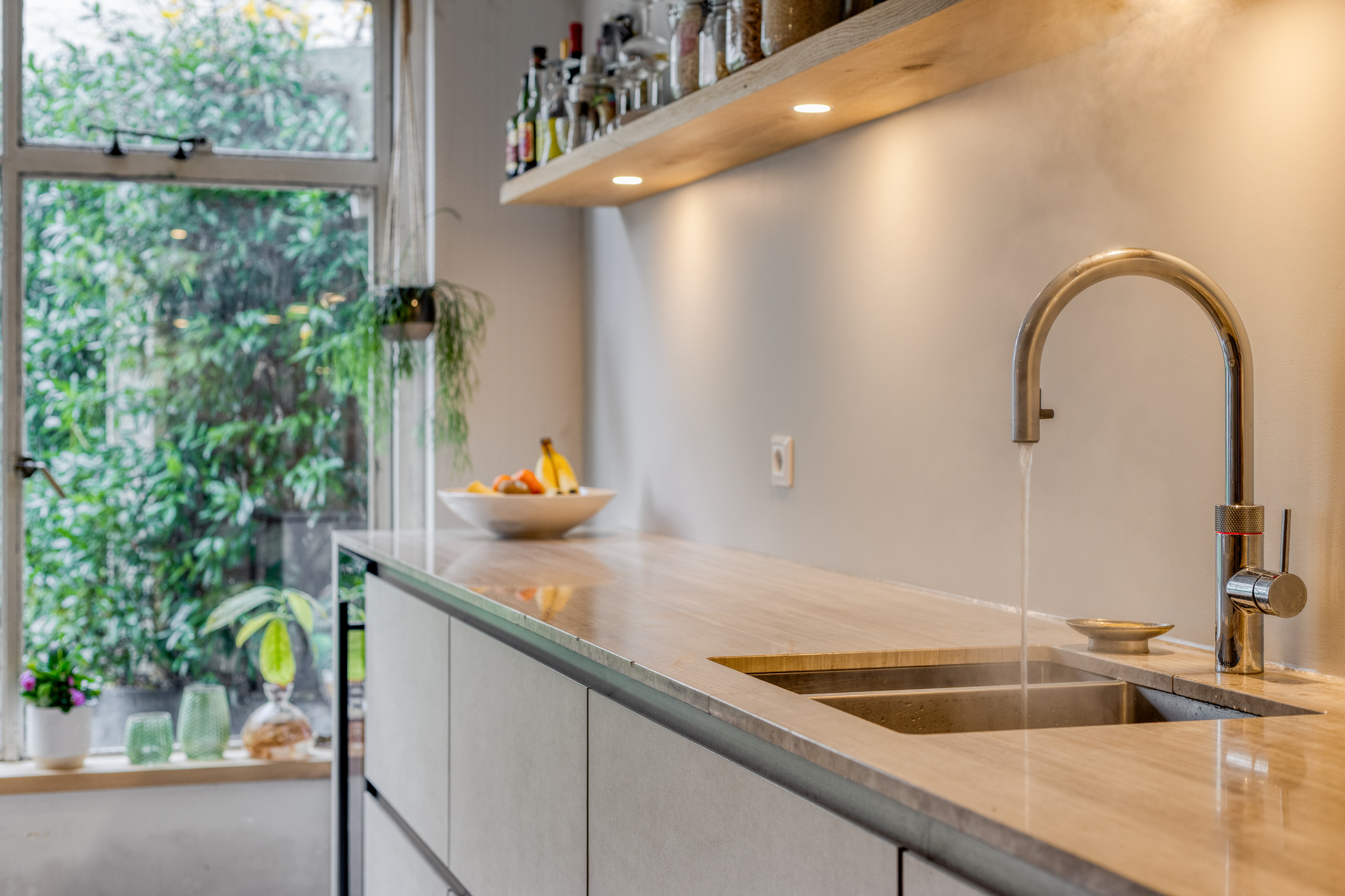 Witte keuken met gouden details