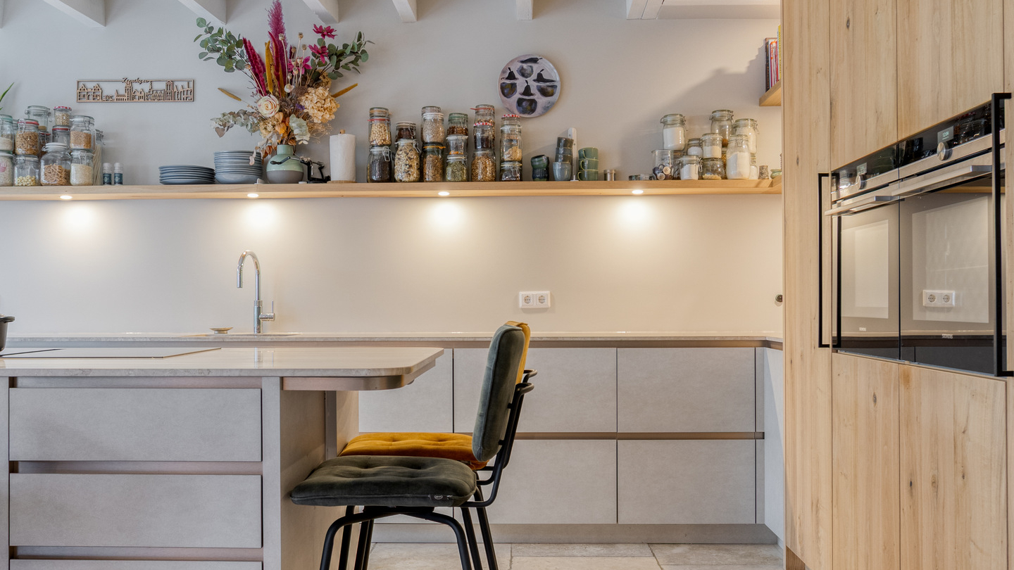 Lichte keuken met barkruk