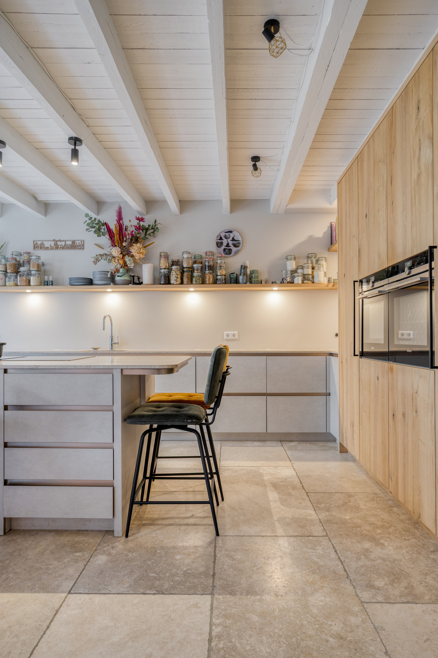 Lichte keuken met barkruk